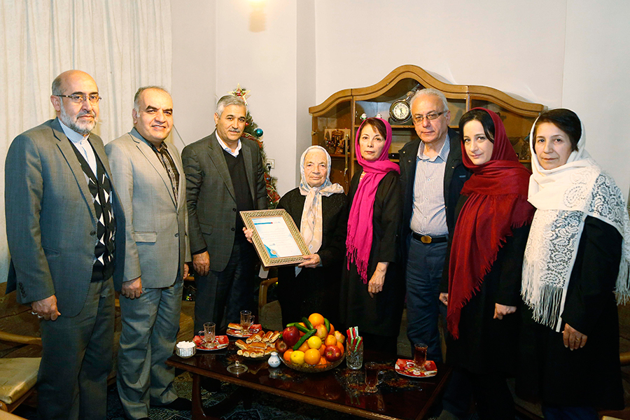 مدیرعامل بانک دی با خانواده شهید «ژرژ کشیش هارطون» از شهدای جنگ تحمیلی دیدار کرد