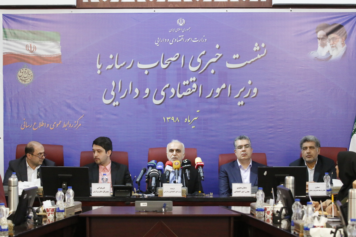 نشست خبری وزیر امور اقتصادی