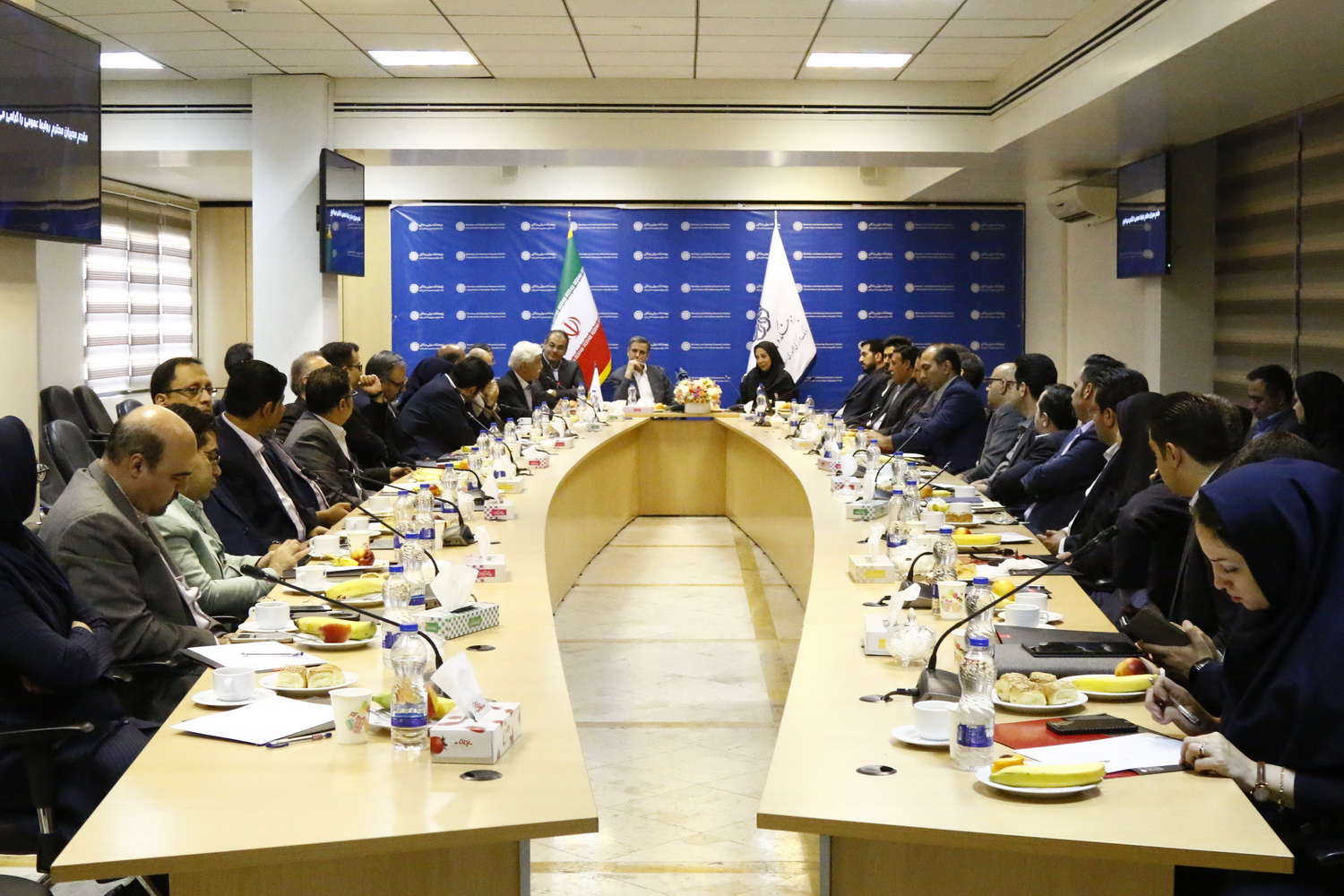نشست صمیمی مدیران روابط عمومی نظام بانکی با رئیس پژوهشکده پولی و مدیرمسئول ایبنا
