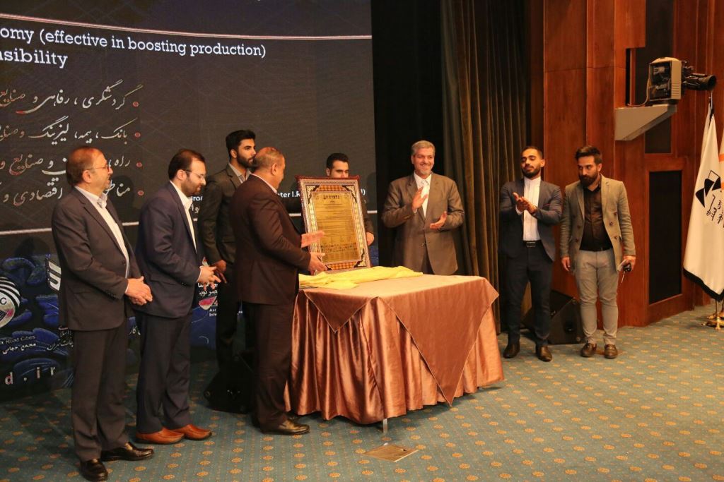 بانک توسعه تعاون نشان برند مسئولیت‌پذیر اجتماعی را در آیین تجلیل از چهره نامی صنعت و اقتصاد کشور را دریافت نمود