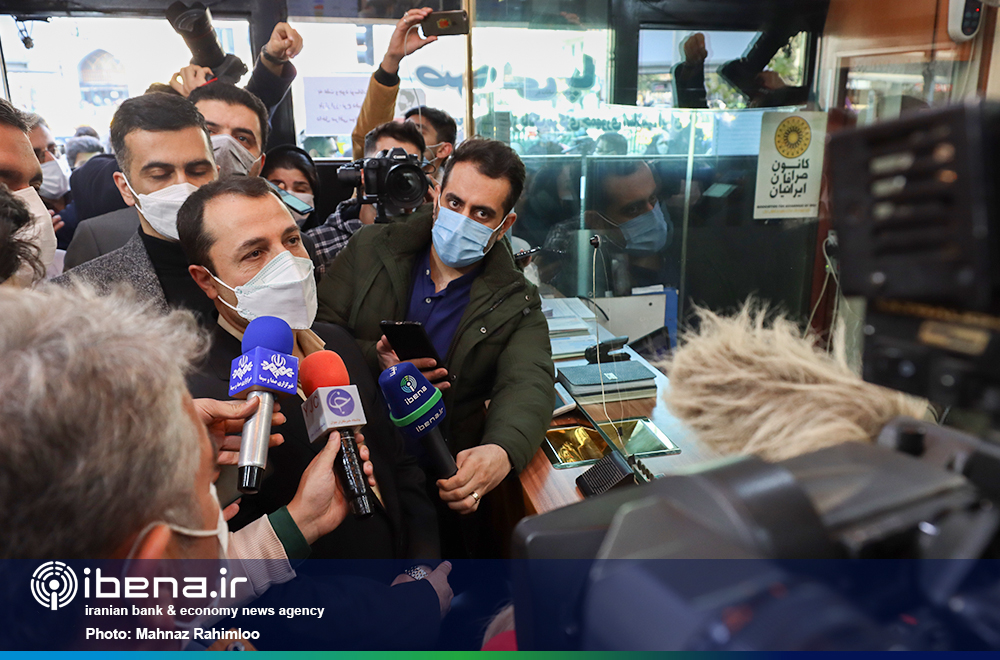 بازدید سرزده رئیس کل بانک مرکزی از صرافی های میدان فردوسی