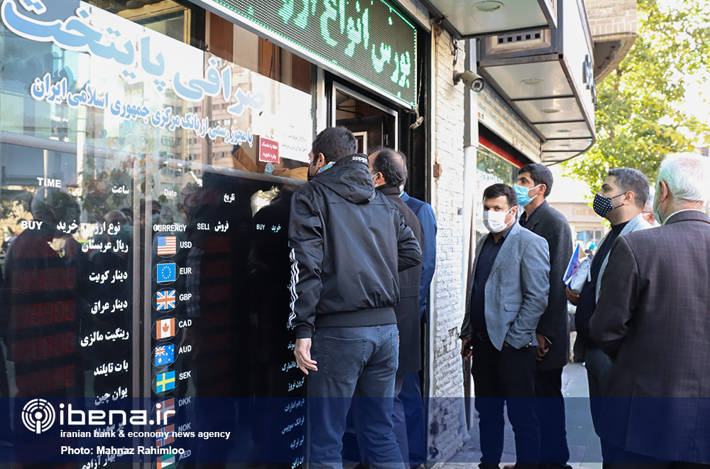 بازدید سرزده رئیس کل بانک مرکزی از صرافی های میدان فردوسی