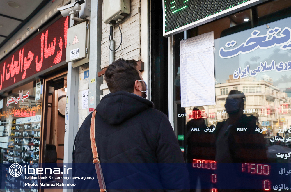 بازدید سرزده رئیس کل بانک مرکزی از صرافی های میدان فردوسی