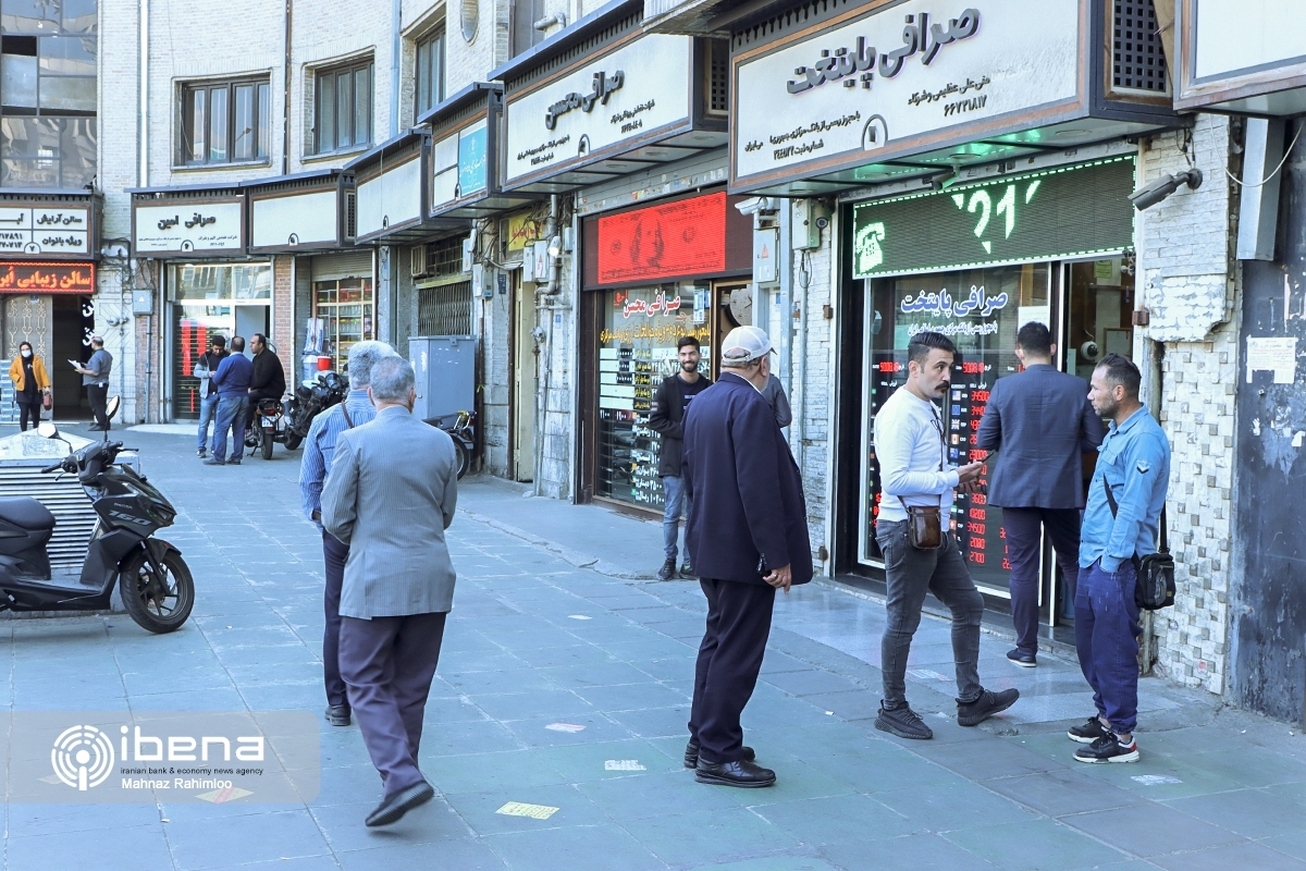 قیمت دلار و یورو در بازار ارز/ بساط دلار&zwnj;سهمیه&zwnj;ای از پیش پای دلالان جمع شد