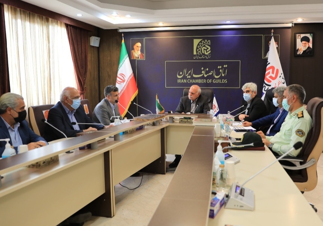 بررسی نحوه عرضه محصولات دخانی /  برخورد جدی حاکمیت با کالای قاچاق ضروری است