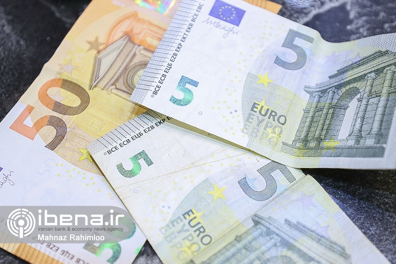 کاهش قیمت یورو توافقی به کانال ۳۰ هزار تومان/ نرخ هر برگ اسکناس دلار چقدر شد؟