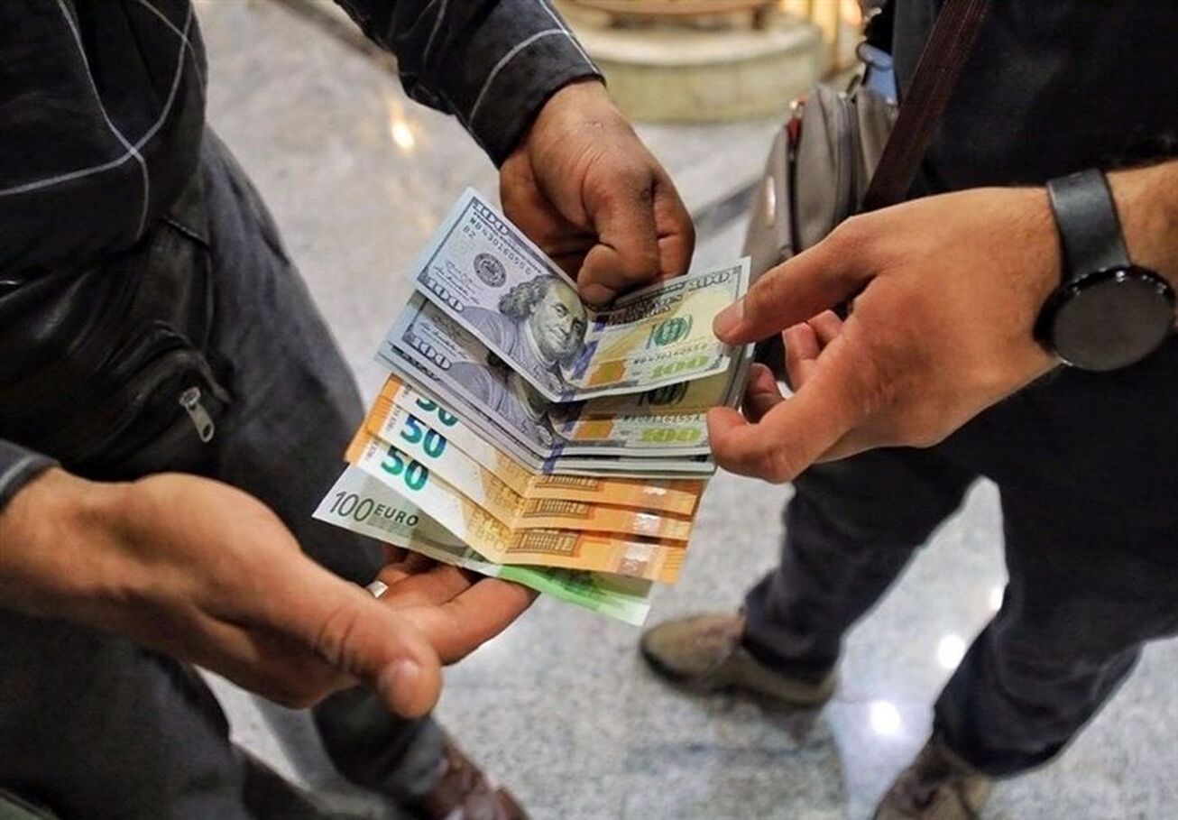دست دلالان کارت ملی از بازار ارز کوتاه شد
