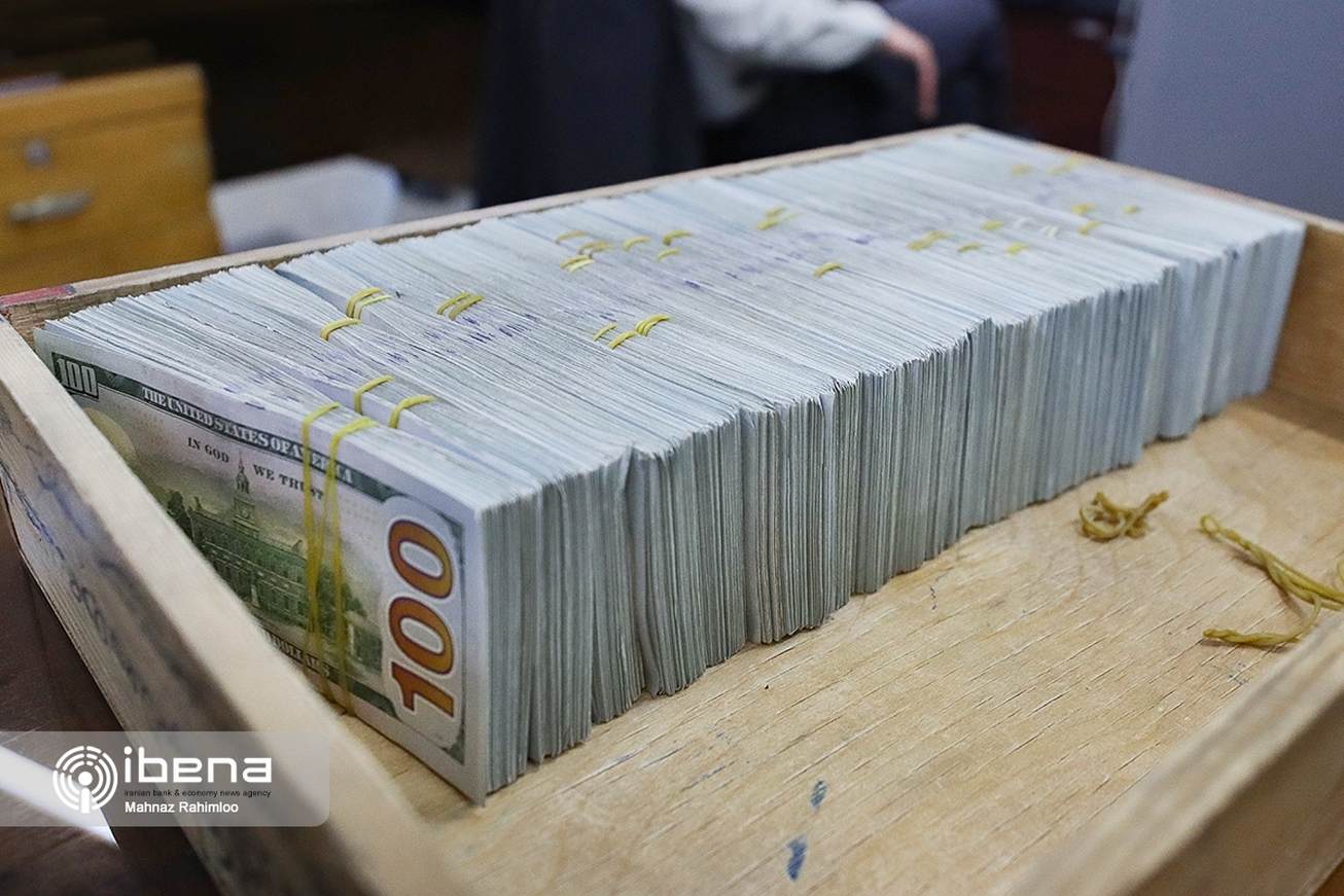 قیمت دلار در مرکز مبادله و صرافی&zwnj;ها؛ امروز ۲۹ فروردین ۱۴۰۲