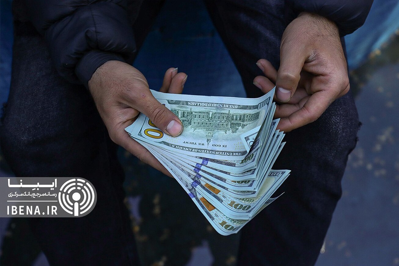 عقب گرد قیمت دلار بر خلاف انتظار بازار / بانک مرکزی، دلالان را دست به عصا کرد
