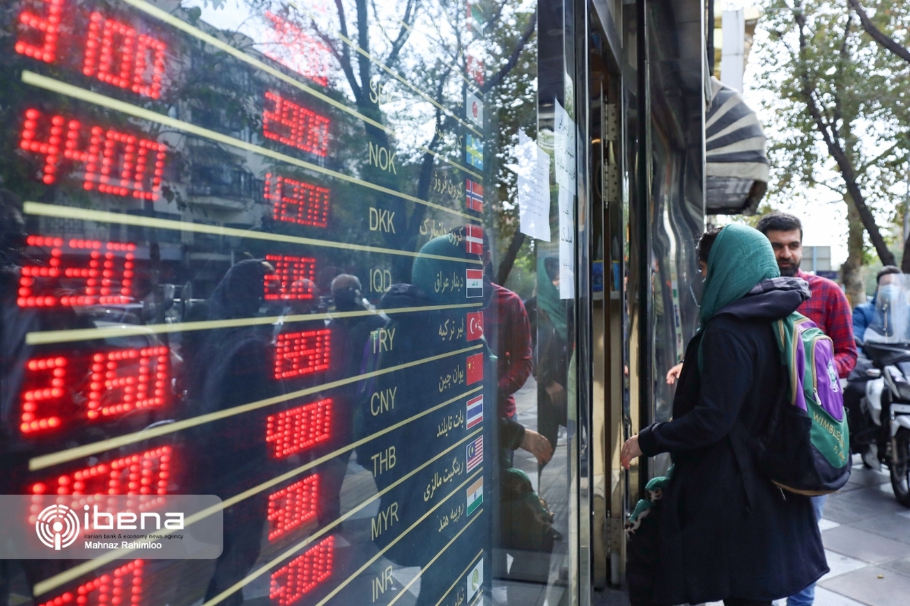 انتظارات کاهشی در کف بازار ارز؛ دلار بدون مشتری در حال عقب نشینی است