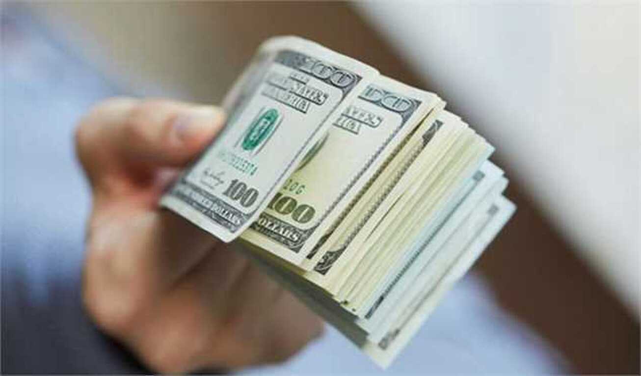 گزارش میدانی از بازار ارز فردوسی تهران/دلارهای خانگی در صف فروش