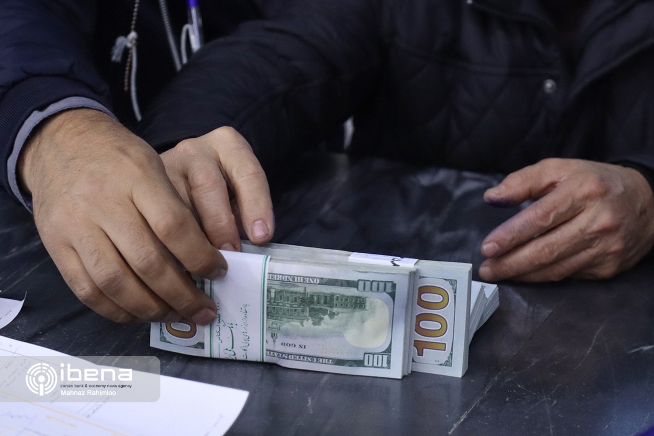 قیمت دلار پایین&zwnj;تر آمد؛ فروشنده&zwnj;ها صف کشیدند