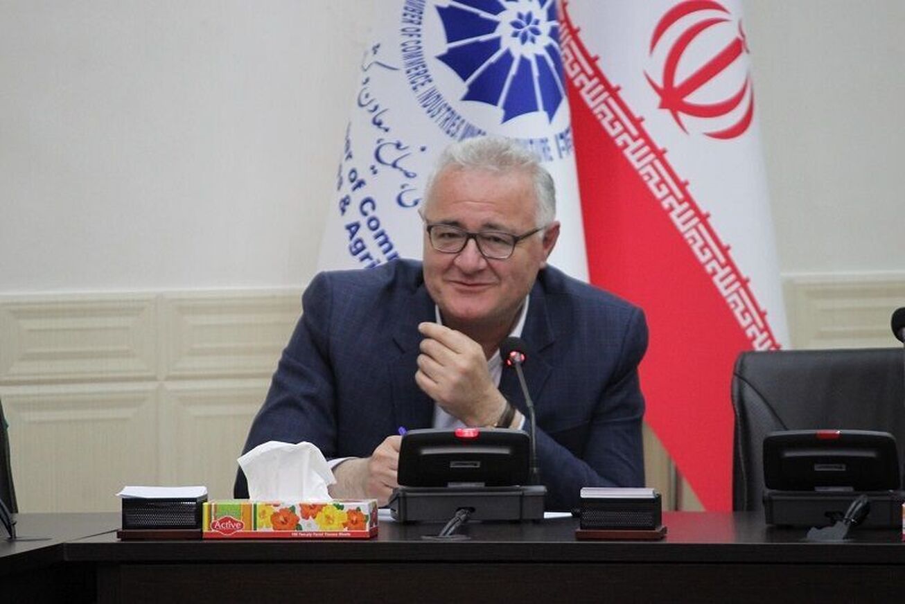 نوسانات بازار ارز اقتصادی نیست/ مثبت&zwnj;شدن جو بازار با سفرهای اخیر فرزین
