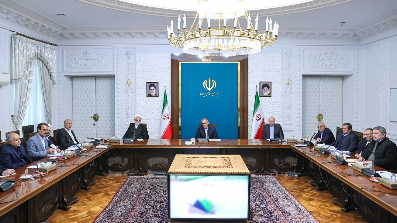 نشست سران قوا با موضوع مدیریت بازار ارز برگزار شد/ تاکید بر اختیارات کامل بانک مرکزی برای ساماندهی و نظارت بر بازار رمزارز&zwnj;ها