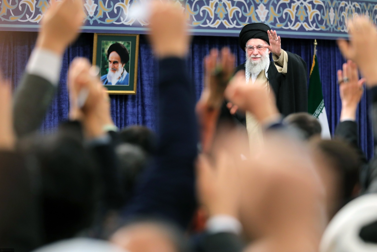 رهبر انقلاب: نگذارید تبلیغات دروغ دشمن بر روی افکار عمومی اثر کند