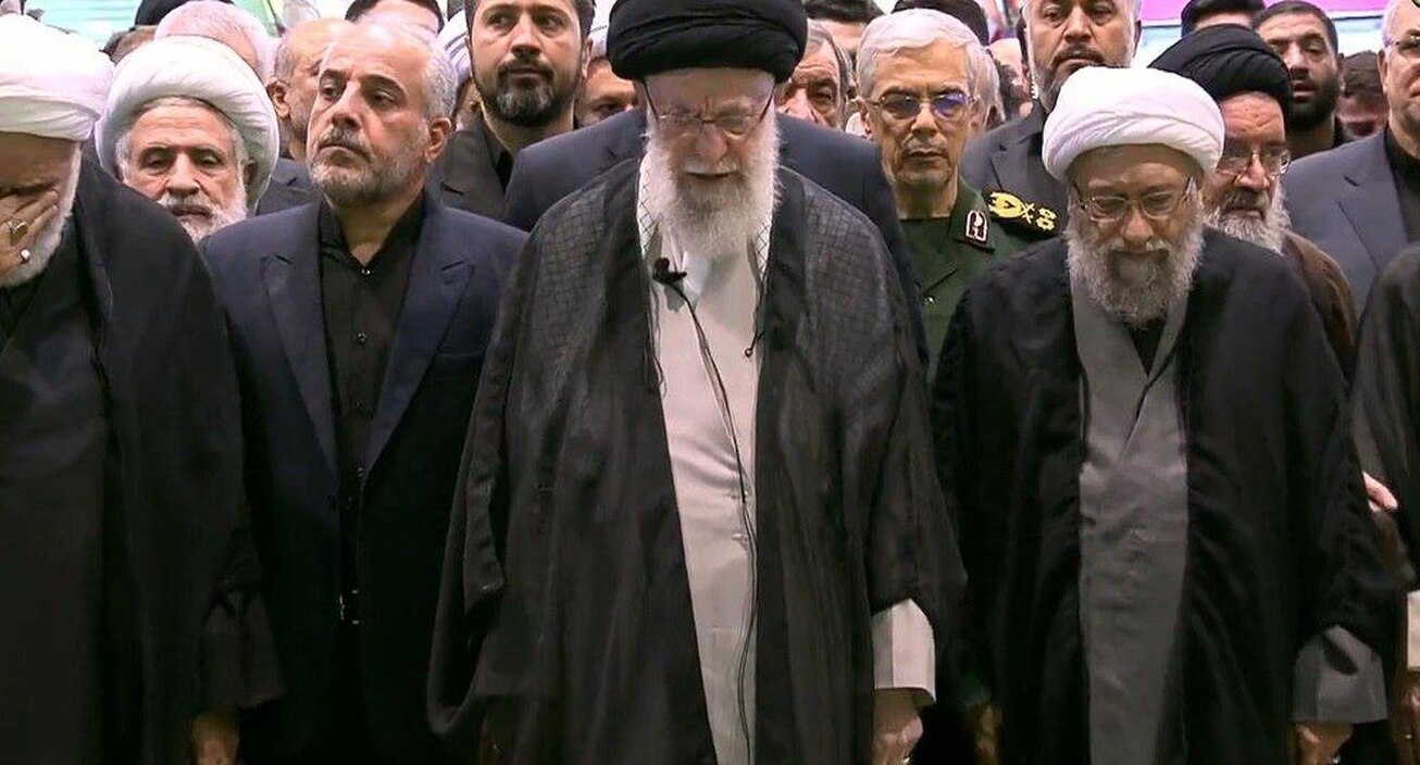 وداع رهبر معظم انقلاب با شهید آیت الله رئیسی و شهدای همراه