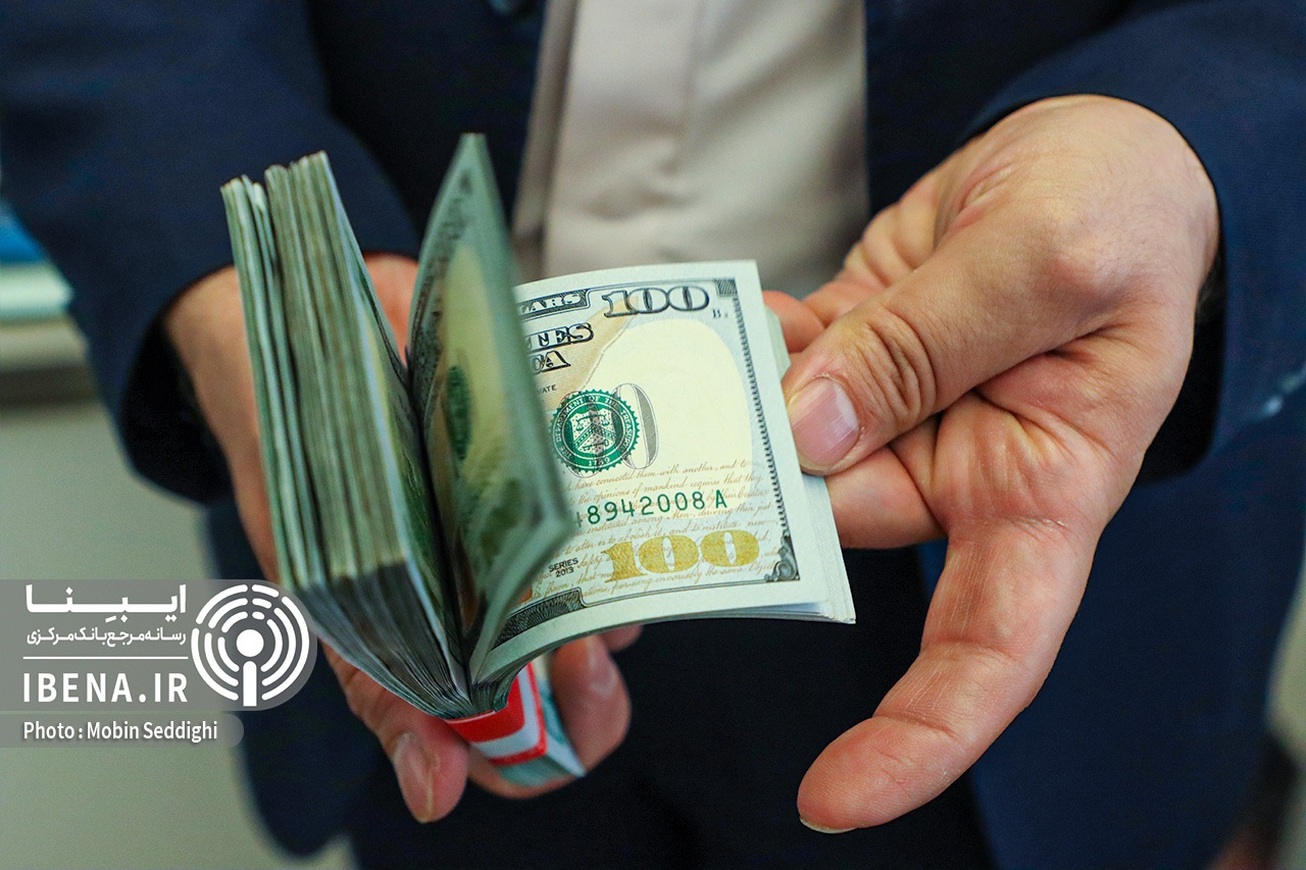 قیمت&zwnj; دلار عقب&zwnj;نشینی کرد/ مردم دیگر با هیجانات سیاسی صف خرید ارز تشکیل نمی&zwnj;دهند