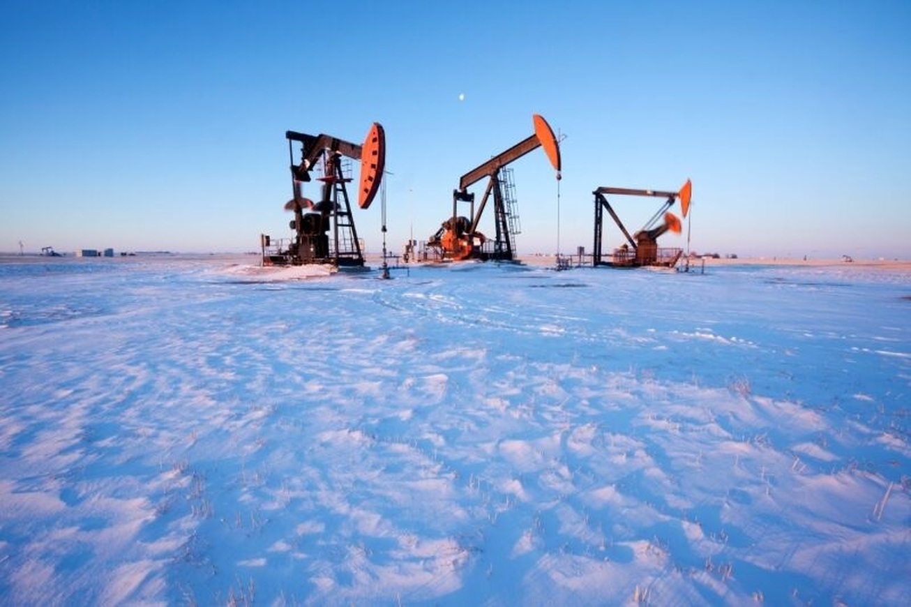 افزایش قیمت نفت در پی سرمای شدید در آمریکا و ضعف دلار