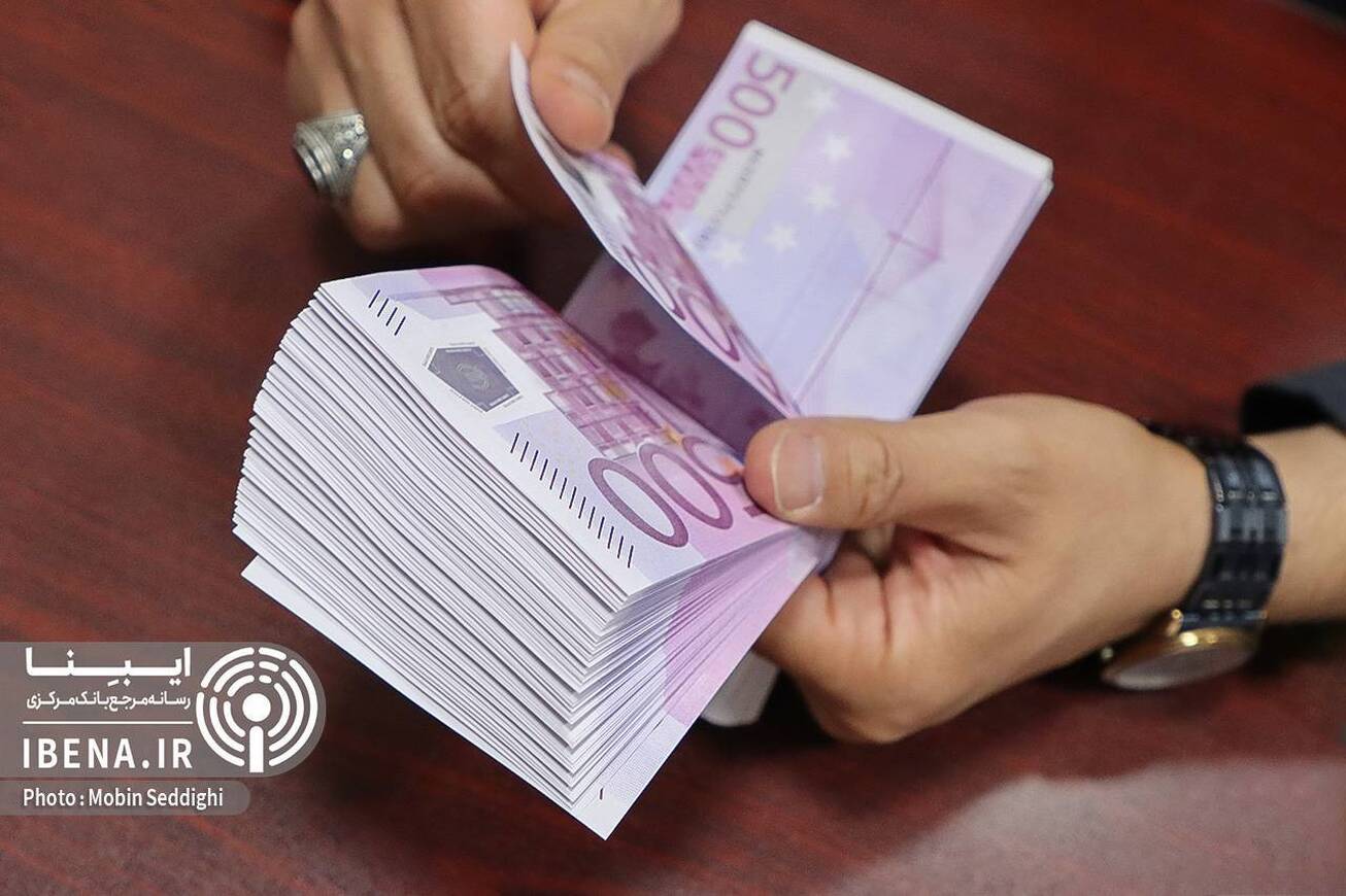 ۸۲۸ میلیون دلار در بازار ارز تجاری معامله شد