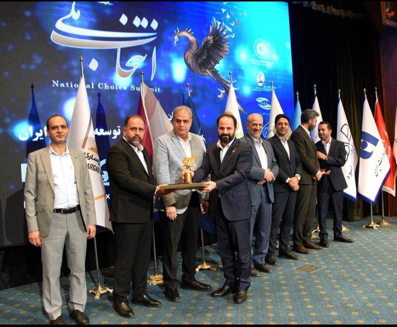 رتبه نخست شرکت خدمات انفورماتیک در &laquo;کسب رضایت و اعتماد مشتریان در طراحی و تولید نرم افزارهای بانکی&raquo;