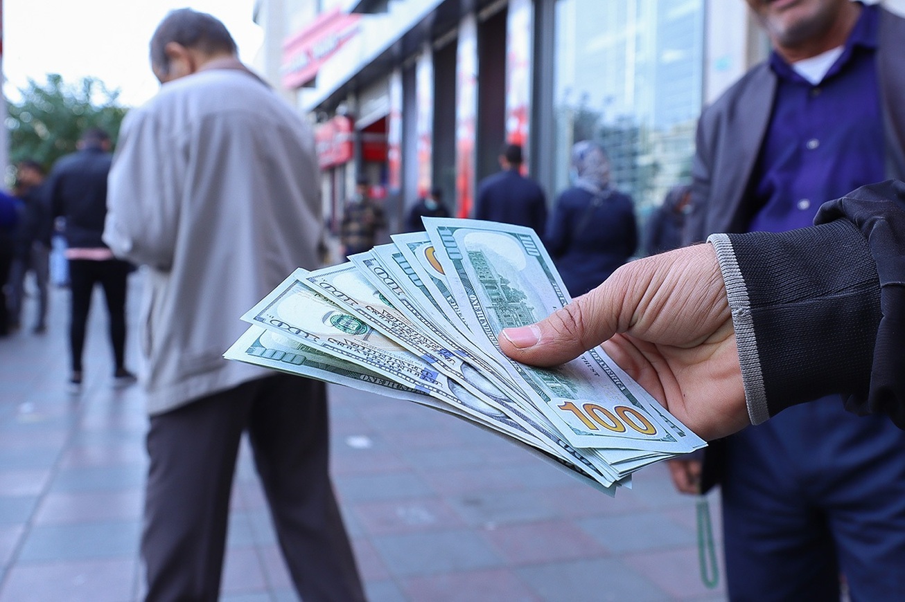 ریزش قیمت&zwnj;ها در بازار طلا و ارز/ فروشنده&zwnj;ها زیاد شدند