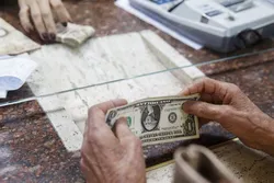 نایرای نیجریه در برابر دلار آمریکا سقوط کرد