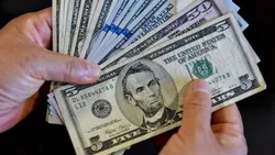 سرنوشت دلار در بحبوحه تاثیر تورم بر انتظارات کاهش نرخ بهره آمریکا