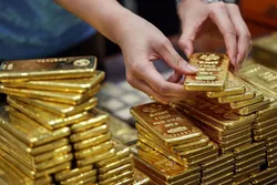 طلای جهانی عقب&zwnj;نشینی کرد