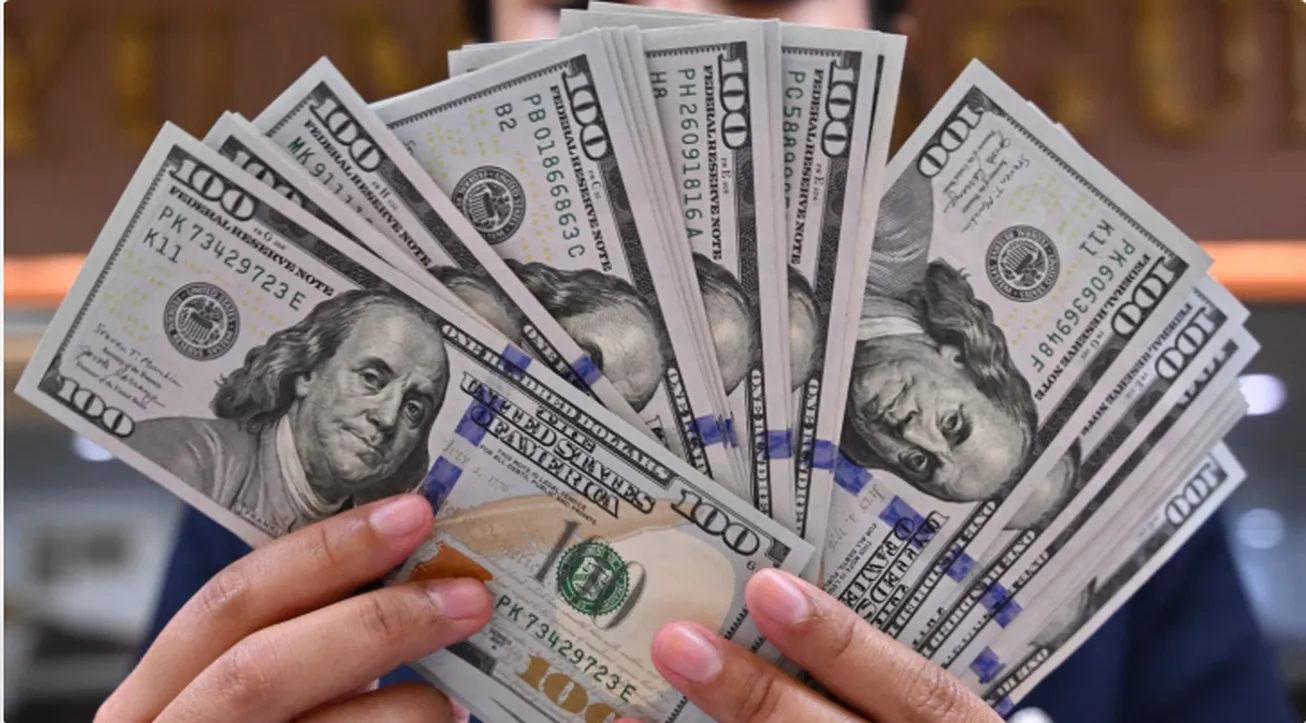 پایان ماه دلار و کاهش در برابر سایر ارز‌ها
