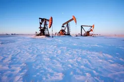 افزایش قیمت نفت در پی سرمای شدید در آمریکا و ضعف دلار