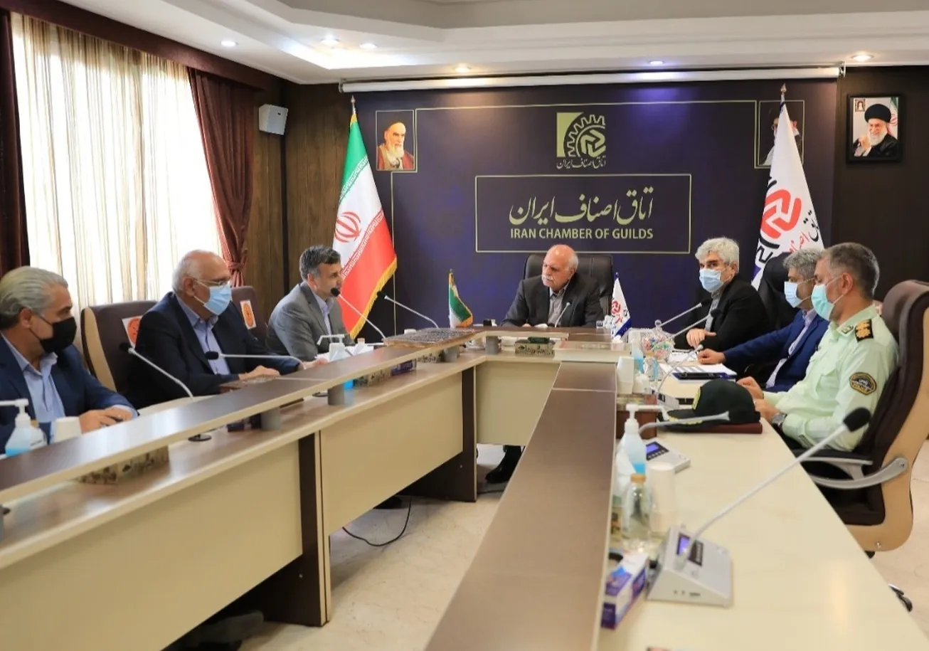 بررسی نحوه عرضه محصولات دخانی /  برخورد جدی حاکمیت با کالای قاچاق ضروری است