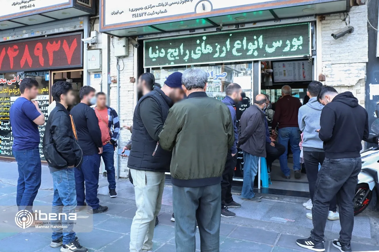 صرافان نباید جایگزین بانک‌ها شوند/ ایجاد ثبات در بازار ارز با اقدامات بانک مرکزی